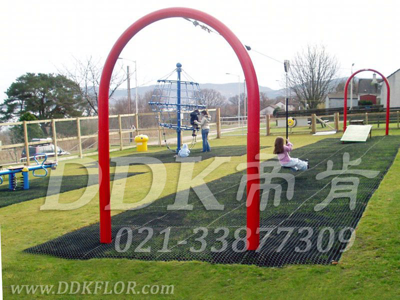 兒童游戲過山滑輪區(qū)_草坪地面_黑色鋪裝樣板圖片，帝肯(DDK)_400_222效果圖，草坪保護墊