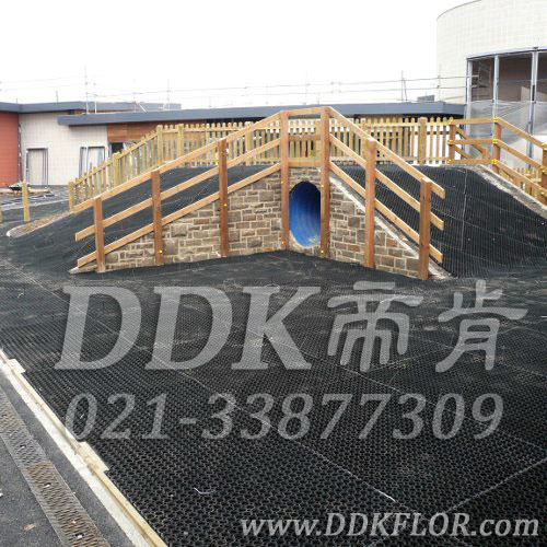 游樂主題區_戶外地面防摔_黑色鋪裝樣板圖片，帝肯(DDK)_400_222效果圖，戶外地毯,室外地毯,橡膠地毯