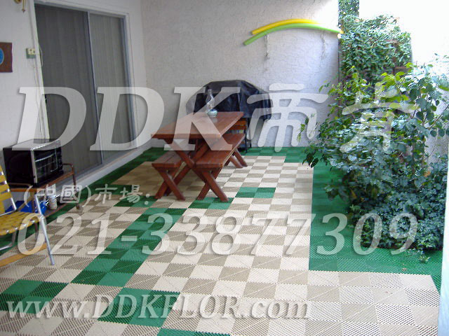 綠+灰_別墅花園地面材料鋪設樣板圖片,帝肯(DDK)_8100_T550（室外花園地面材料）效果圖，戶外地磚,戶外地板,戶外花園地磚,pvc戶外地板,塑料戶外地板,幼兒園戶外地墊,幼兒園戶外地板,戶外地墊,戶外地毯,戶外地膠,戶外塑料地板,戶外塑膠地毯,戶外花園地板,戶外草坪地墊,戶外防滑墊,花園戶外地板,陽臺戶外地板,入戶花園地板,入戶花園地面,室外花園地磚,花園地板磚,露臺花園裝修,室外地板膠,室外地磚,室外地膠,室外塑料地板,室外塑膠地板,室外鏤空拼裝地板,室外防水地板,室外防滑地墊,室外生態地板,室外環保地板,室外防腐地板,室外陽臺地板,室外陽臺磚,室外露臺地磚,室外露臺裝修,幼兒園室外地膠
