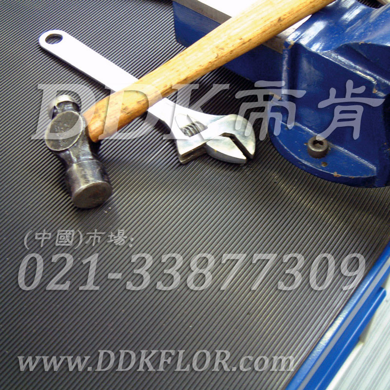 卷材黑色（4）_工廠車間用防滑耐磨地毯樣板圖片,帝肯(DDK)_S450_9979（工業(yè)車間地面防滑材料）效果圖,廠房地毯,廠房地膠,過道地毯,過道地墊,過道防滑墊,工廠車間地板革,維修車間地板,車間地墊,車間地毯,車間地膠墊,車間地面膠皮,車間塑料防滑墊,車間用地板膠,車間防滑地墊,車間防滑墊,車間防砸地板,工廠車間地膠,工業(yè)地毯,工業(yè)地膠,工業(yè)塑料地毯,工業(yè)地墊,工業(yè)地板膠,工業(yè)地板革,工業(yè)耐油地墊,工業(yè)走道地墊,工業(yè)防滑地毯,工業(yè)防滑墊,工廠地墊,工廠地毯,工廠地膠,工廠走道地墊,工業(yè)抗疲勞防滑墊,走道地墊,走道地毯,走道墊,塑料防滑地毯,橡膠地毯,耐壓耐磨地毯,走廊地毯,防滑地毯,防污地毯,防滑毯,防水地毯,防噪聲地毯,通道地毯,經(jīng)濟型抗疲勞地墊,抗疲勞腳墊,抗疲勞地毯,防疲勞地膠,防疲勞地毯,耐磨地膠,工廠用橡膠地墊,工廠防滑地墊,工廠防滑墊,pvc防滑地毯,pvc防滑地膠,PVC地毯,pvc地膠,pvc塑料地毯,pvc塑膠地毯,流水線地墊