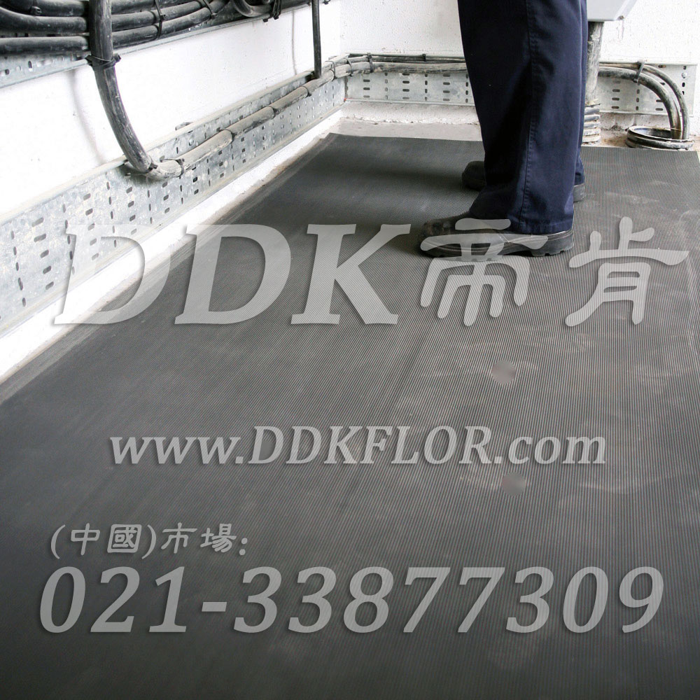 卷材黑色（5）_工廠車間用防滑耐磨地毯樣板圖片,帝肯(DDK)_S450_9979（工業(yè)車間地面防滑材料）效果圖,廠房地毯,廠房地膠,過道地毯,過道地墊,過道防滑墊,工廠車間地板革,維修車間地板,車間地墊,車間地毯,車間地膠墊,車間地面膠皮,車間塑料防滑墊,車間用地板膠,車間防滑地墊,車間防滑墊,車間防砸地板,工廠車間地膠,工業(yè)地毯,工業(yè)地膠,工業(yè)塑料地毯,工業(yè)地墊,工業(yè)地板膠,工業(yè)地板革,工業(yè)耐油地墊,工業(yè)走道地墊,工業(yè)防滑地毯,工業(yè)防滑墊,工廠地墊,工廠地毯,工廠地膠,工廠走道地墊,工業(yè)抗疲勞防滑墊,走道地墊,走道地毯,走道墊,塑料防滑地毯,橡膠地毯,耐壓耐磨地毯,走廊地毯,防滑地毯,防污地毯,防滑毯,防水地毯,防噪聲地毯,通道地毯,經(jīng)濟型抗疲勞地墊,抗疲勞腳墊,抗疲勞地毯,防疲勞地膠,防疲勞地毯,耐磨地膠,工廠用橡膠地墊,工廠防滑地墊,工廠防滑墊,pvc防滑地毯,pvc防滑地膠,PVC地毯,pvc地膠,pvc塑料地毯,pvc塑膠地毯,流水線地墊