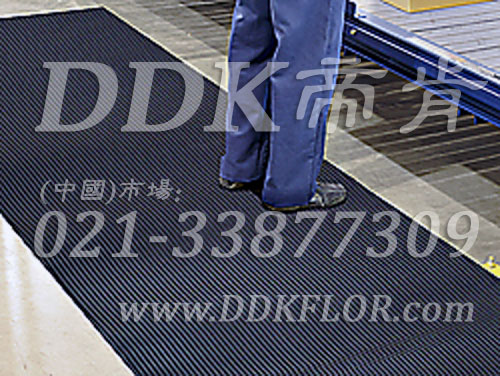 卷材黑色（14）_工廠車間用防滑耐磨地毯樣板圖片,帝肯(DDK)_S450_9979（工業(yè)車間地面防滑材料）效果圖,廠房地毯,廠房地膠,過道地毯,過道地墊,過道防滑墊,工廠車間地板革,維修車間地板,車間地墊,車間地毯,車間地膠墊,車間地面膠皮,車間塑料防滑墊,車間用地板膠,車間防滑地墊,車間防滑墊,車間防砸地板,工廠車間地膠,工業(yè)地毯,工業(yè)地膠,工業(yè)塑料地毯,工業(yè)地墊,工業(yè)地板膠,工業(yè)地板革,工業(yè)耐油地墊,工業(yè)走道地墊,工業(yè)防滑地毯,工業(yè)防滑墊,工廠地墊,工廠地毯,工廠地膠,工廠走道地墊,工業(yè)抗疲勞防滑墊,走道地墊,走道地毯,走道墊,塑料防滑地毯,橡膠地毯,耐壓耐磨地毯,走廊地毯,防滑地毯,防污地毯,防滑毯,防水地毯,防噪聲地毯,通道地毯,經(jīng)濟型抗疲勞地墊,抗疲勞腳墊,抗疲勞地毯,防疲勞地膠,防疲勞地毯,耐磨地膠,工廠用橡膠地墊,工廠防滑地墊,工廠防滑墊,pvc防滑地毯,pvc防滑地膠,PVC地毯,pvc地膠,pvc塑料地毯,pvc塑膠地毯,流水線地墊