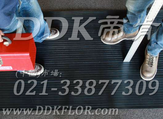 卷材黑色（18）_工廠車間用防滑耐磨地毯樣板圖片,帝肯(DDK)_S450_9979（工業(yè)車間地面防滑材料）效果圖,廠房地毯,廠房地膠,過道地毯,過道地墊,過道防滑墊,工廠車間地板革,維修車間地板,車間地墊,車間地毯,車間地膠墊,車間地面膠皮,車間塑料防滑墊,車間用地板膠,車間防滑地墊,車間防滑墊,車間防砸地板,工廠車間地膠,工業(yè)地毯,工業(yè)地膠,工業(yè)塑料地毯,工業(yè)地墊,工業(yè)地板膠,工業(yè)地板革,工業(yè)耐油地墊,工業(yè)走道地墊,工業(yè)防滑地毯,工業(yè)防滑墊,工廠地墊,工廠地毯,工廠地膠,工廠走道地墊,工業(yè)抗疲勞防滑墊,走道地墊,走道地毯,走道墊,塑料防滑地毯,橡膠地毯,耐壓耐磨地毯,走廊地毯,防滑地毯,防污地毯,防滑毯,防水地毯,防噪聲地毯,通道地毯,經(jīng)濟型抗疲勞地墊,抗疲勞腳墊,抗疲勞地毯,防疲勞地膠,防疲勞地毯,耐磨地膠,工廠用橡膠地墊,工廠防滑地墊,工廠防滑墊,pvc防滑地毯,pvc防滑地膠,PVC地毯,pvc地膠,pvc塑料地毯,pvc塑膠地毯,流水線地墊
