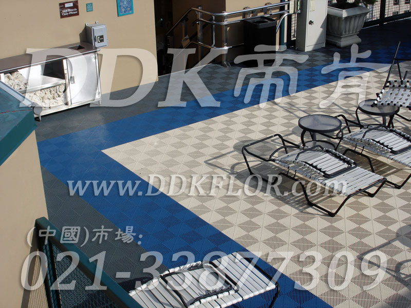 室外泳池四周地面防滑塑膠地磚材料（4）_藍色灰白相拼組合樣板圖片,帝肯(DDK)_8100_339（游泳池防滑地磚材料）效果圖,泳池地膠,泳池防滑地墊,泳池防滑地毯,游泳池防滑墊,游泳池防滑地膠,游泳池地墊