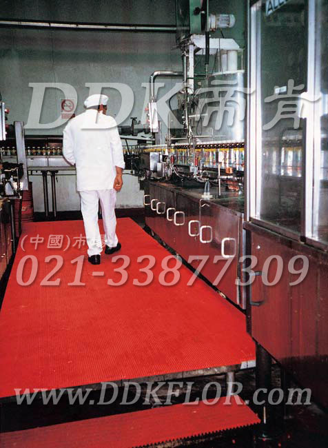 紅色_工業地面耐油防滑毯（1）樣板圖片,帝肯(DDK)_1900_9979（工業地面鋪地材料）效果圖，工業地墊,工業地板膠,工業地板革,工業地毯,工業地膠,工業塑料地毯,工業塑膠地板,工業抗疲勞地墊,工業抗疲勞防滑墊,工業橡膠地板,工業用格柵地墊,工業耐油地墊,工業走道地墊,工業防滑地墊,工業防滑地毯,工業防滑墊,工廠地墊,工廠地板膠,工廠地毯,工廠地膠,工廠塑膠地板,工廠用橡膠地墊,工廠走道地墊,工廠用塑料地板,工廠車間地板革,工廠車間地膠,工廠防滑地墊,工廠防滑墊,帶孔防滑墊,多孔防滑地墊,多孔橡膠墊,耐油工業橡膠墊,車間地墊,車間防滑地墊,車間防滑墊,車間地面膠皮,車間地膠墊,車間地毯,車間塑料防滑墊,車間塑膠地板,抗疲勞地毯,抗疲勞墊,抗疲勞腳墊,疏水型抗疲勞地墊,經濟型抗疲勞地墊,防疲勞墊,防疲勞地膠,防疲勞地毯,防疲勞地墊,防疲勞腳墊,廠房防滑地膠,廠房地板材料,廠房地膠,廠房地毯,z字型疏水墊,疏水防滑墊,漏水橡膠墊,漏水地膠,漏水防滑墊,耐油耐水地墊,茶水間防滑地墊,防水地毯,透水地墊,透水地板膠墊,隔水材料,疏水地毯,疏水地席