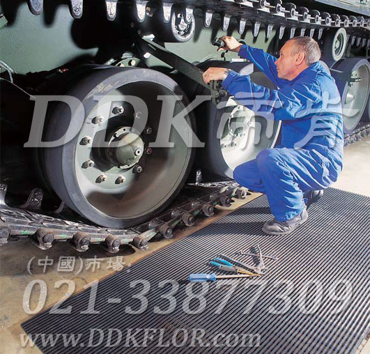 灰色_工廠車間工作區地面防滑防護網格毯（11）樣板圖片,帝肯(DDK)_1900_9979（工業地面鋪地材料）效果圖，工業地墊,工業地板膠,工業地板革,工業地毯,工業地膠,工業塑料地毯,工業塑膠地板,工業抗疲勞地墊,工業抗疲勞防滑墊,工業橡膠地板,工業用格柵地墊,工業耐油地墊,工業走道地墊,工業防滑地墊,工業防滑地毯,工業防滑墊,工廠地墊,工廠地板膠,工廠地毯,工廠地膠,工廠塑膠地板,工廠用橡膠地墊,工廠走道地墊,工廠用塑料地板,工廠車間地板革,工廠車間地膠,工廠防滑地墊,工廠防滑墊,帶孔防滑墊,多孔防滑地墊,多孔橡膠墊,耐油工業橡膠墊,車間地墊,車間防滑地墊,車間防滑墊,車間地面膠皮,車間地膠墊,車間地毯,車間塑料防滑墊,車間塑膠地板,抗疲勞地毯,抗疲勞墊,抗疲勞腳墊,疏水型抗疲勞地墊,經濟型抗疲勞地墊,防疲勞墊,防疲勞地膠,防疲勞地毯,防疲勞地墊,防疲勞腳墊,廠房防滑地膠,廠房地板材料,廠房地膠,廠房地毯,z字型疏水墊,疏水防滑墊,漏水橡膠墊,漏水地膠,漏水防滑墊,耐油耐水地墊,茶水間防滑地墊,防水地毯,透水地墊,透水地板膠墊,隔水材料,疏水地毯,疏水地席