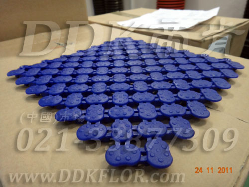 牛津藍色_橢圓表面_互扣式網孔防滑地膠（1）樣板圖片，帝肯(DDK)_8200（ODL|達喜）效果圖，工業用格柵地墊,浴室pvc格柵地板,柵格地墊,排水地墊,pvc防水地墊,塑膠透水地板,衛生間地板隔水墊,衛生間地墊,衛浴防滑墊,衛生間防水地墊,衛生間防滑地墊,衛生間防滑墊,衛生間地膠,漏水地墊,漏水地膠,排水防滑墊,排水地板,疏水墊,疏水板,疏水磚,疏水防滑地墊,疏水防滑墊,耐油耐水地墊,漏水防滑墊,疏水地墊,疏水地毯,疏水地席,浴室防滑疏水磚,透水地墊,透水地板膠墊,透水防滑塑膠地墊,防水地墊,防水地毯,防水地膠墊,防水墊,防水防滑墊,防滑隔水墊,隔水地墊,隔水地板,隔水材料,泄水型地板磚,PVC拼接地墊,塑料拼接地板,拼接式防滑墊,拼接式地墊,拼裝地墊,拼裝地膠,防滑拼墊,泳池地膠,泳池防滑地墊,泳池防滑地毯,洗手間地墊,洗手間防滑地毯,洗手間防滑墊,洗浴防滑墊,洗澡間防滑墊,游泳池地墊,游泳池防滑地膠,游泳池防滑墊,游泳館防滑墊,浴池防滑地墊,浴池防滑墊,浴室防滑地墊,浴室防滑地磚,浴室防滑地膠,浴室防滑墊,浴室地墊,浴室地板,浴室地板磚,浴室地毯,浴室地磚,浴室墊,淋浴房防滑墊