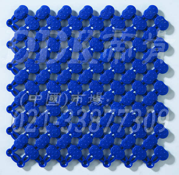 青藍色_橢圓表面_互扣式網孔防滑地膠（8）樣板圖片，帝肯(DDK)_8200（ODL|達喜）效果圖，工業用格柵地墊,浴室pvc格柵地板,柵格地墊,排水地墊,pvc防水地墊,塑膠透水地板,衛生間地板隔水墊,衛生間地墊,衛浴防滑墊,衛生間防水地墊,衛生間防滑地墊,衛生間防滑墊,衛生間地膠,漏水地墊,漏水地膠,排水防滑墊,排水地板,疏水墊,疏水板,疏水磚,疏水防滑地墊,疏水防滑墊,耐油耐水地墊,漏水防滑墊,疏水地墊,疏水地毯,疏水地席,浴室防滑疏水磚,透水地墊,透水地板膠墊,透水防滑塑膠地墊,防水地墊,防水地毯,防水地膠墊,防水墊,防水防滑墊,防滑隔水墊,隔水地墊,隔水地板,隔水材料,泄水型地板磚,PVC拼接地墊,塑料拼接地板,拼接式防滑墊,拼接式地墊,拼裝地墊,拼裝地膠,防滑拼墊,泳池地膠,泳池防滑地墊,泳池防滑地毯,洗手間地墊,洗手間防滑地毯,洗手間防滑墊,洗浴防滑墊,洗澡間防滑墊,游泳池地墊,游泳池防滑地膠,游泳池防滑墊,游泳館防滑墊,浴池防滑地墊,浴池防滑墊,浴室防滑地墊,浴室防滑地磚,浴室防滑地膠,浴室防滑墊,浴室地墊,浴室地板,浴室地板磚,浴室地毯,浴室地磚,浴室墊,淋浴房防滑墊