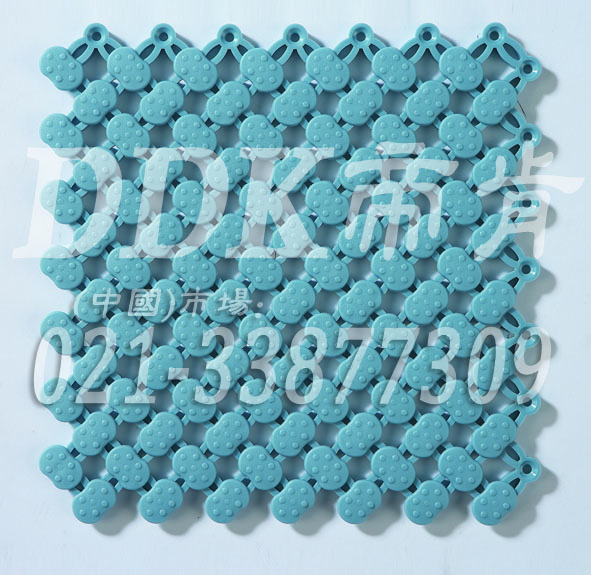 水藍色_橢圓表面_互扣式網孔防滑地膠（9）樣板圖片，帝肯(DDK)_8200（ODL|達喜）效果圖，工業用格柵地墊,浴室pvc格柵地板,柵格地墊,排水地墊,pvc防水地墊,塑膠透水地板,衛生間地板隔水墊,衛生間地墊,衛浴防滑墊,衛生間防水地墊,衛生間防滑地墊,衛生間防滑墊,衛生間地膠,漏水地墊,漏水地膠,排水防滑墊,排水地板,疏水墊,疏水板,疏水磚,疏水防滑地墊,疏水防滑墊,耐油耐水地墊,漏水防滑墊,疏水地墊,疏水地毯,疏水地席,浴室防滑疏水磚,透水地墊,透水地板膠墊,透水防滑塑膠地墊,防水地墊,防水地毯,防水地膠墊,防水墊,防水防滑墊,防滑隔水墊,隔水地墊,隔水地板,隔水材料,泄水型地板磚,PVC拼接地墊,塑料拼接地板,拼接式防滑墊,拼接式地墊,拼裝地墊,拼裝地膠,防滑拼墊,泳池地膠,泳池防滑地墊,泳池防滑地毯,洗手間地墊,洗手間防滑地毯,洗手間防滑墊,洗浴防滑墊,洗澡間防滑墊,游泳池地墊,游泳池防滑地膠,游泳池防滑墊,游泳館防滑墊,浴池防滑地墊,浴池防滑墊,浴室防滑地墊,浴室防滑地磚,浴室防滑地膠,浴室防滑墊,浴室地墊,浴室地板,浴室地板磚,浴室地毯,浴室地磚,浴室墊,淋浴房防滑墊