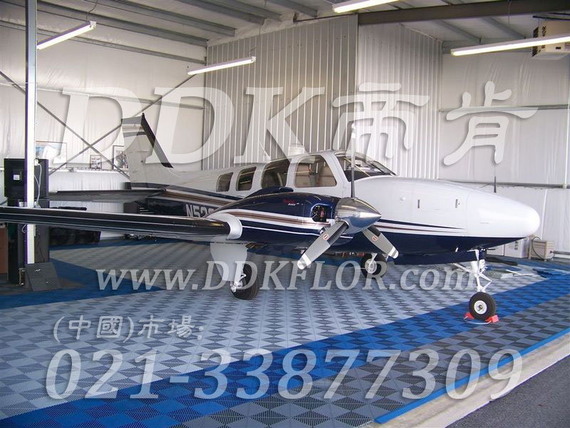 私人飛機(jī)停機(jī)坪做法（2）_藍(lán)色加灰色私人飛機(jī)庫(kù)停機(jī)地面地板樣板圖片,帝肯(DDK)_8100_2267（私人飛機(jī)庫(kù)地面地板材料做法）效果圖,私人飛機(jī)停機(jī)坪,機(jī)場(chǎng)地面設(shè)備,飛機(jī)場(chǎng)地板,飛機(jī)地面設(shè)備,航空地面設(shè)備