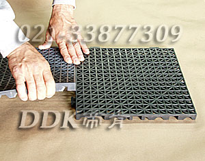 灰色_加厚鏤空防滑墊材30*30cm樣板圖片,帝肯(DDK)_8300（SMX|世勁）效果圖,塑料防滑網格墊,塑料網格防滑地墊,塑料網格扳,網格塑料墊,網格地墊,網格地板,網格防滑墊,網格塑料地板墊,防滑塑料網格,網孔地墊,室外拼接地墊,拼裝地墊,拼接式地墊,拼接式防滑墊,防滑拼墊,PVC拼接地墊,室外鏤空拼裝地板,籃球場地拼裝地板,漏水防滑墊,漏水地膠,漏水地墊,漏水橡膠墊,透水地墊,防水地墊,防水地毯,防水墊,防水地膠墊,防水防滑墊,隔水地墊,隔水地板,隔水材料,耐油耐水地墊,疏水墊,疏水性材料,疏水磚,疏水防滑地墊,疏水防滑墊,疏水板,塑料膠墊,pvc防水地墊,z字型疏水墊,衛生間防水地墊,衛生間防水墊,衛生間地板隔水墊,排水地墊,排水地板,排水防滑墊,泄水型地板磚,透水防滑塑膠地墊,防滑隔水墊,防潮地墊,pvc防滑地膠,PVC防滑墊,pvc地墊,pvc地膠