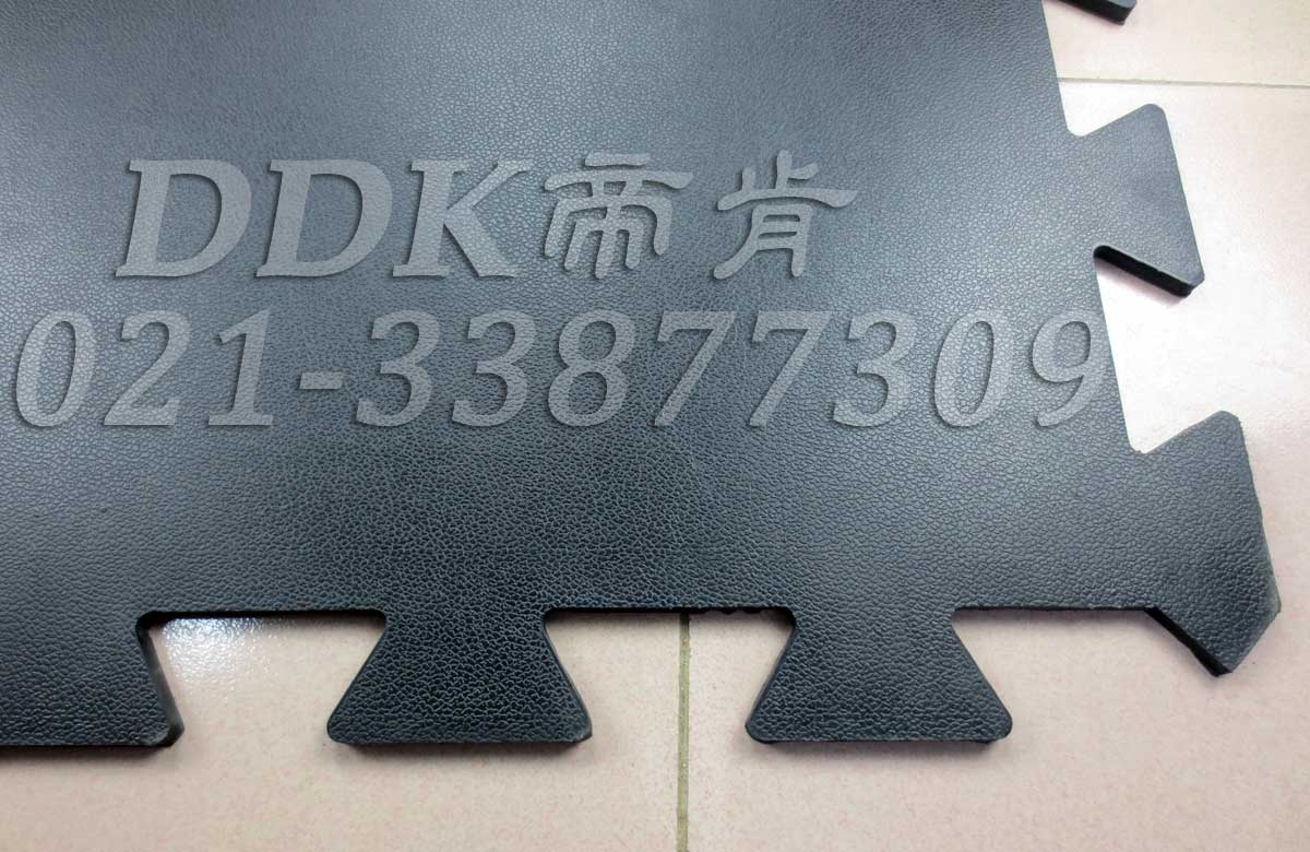皮紋防滑表面_黑色_工業地面抗壓耐磨防護地板材料樣板圖片,帝肯(DDK)_4100（Honda|宏達）效果圖，抗壓地墊,抗壓地板,耐壓地板,耐壓耐磨地毯,耐重壓地墊,耐重壓地板,膠墊,腳墊,工業地板磚,車間地板磚,維修車間地板,車間地板防護墊,pvc工業地板,工業地板,工業地墊,工業地坪,工業地膠,工業地磚,工業地板膠,工廠地墊,工廠地板,工廠地板膠,工廠地毯,工廠腳墊,工業防滑墊,工廠用橡膠地墊,汽車維修車間用地板,車間地板,車間橡膠地板,車間橡膠墊,車間用地板膠,車間防滑地墊,車間防滑墊,車間防砸地板,軟質地板,車間pvc地板,車間地坪,車間地墊,車間塑膠地板,車間地面膠皮,車間地膠墊,車間地毯,安全地膠,安全墊,安全橡膠地墊,安全防滑墊,耐磨地板,耐磨地墊,耐磨地膠,耐磨防滑地板,樹皮紋,蛇皮紋