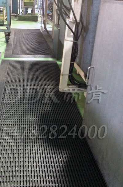 水泥地上耐油防滑網格地毯_黑色樣板圖片,帝肯(DDK)_1900_9979（工業地面鋪地材料）效果圖，塑料網格防滑地墊,網狀地毯,網狀防滑墊,網格防滑墊,網眼防滑,防滑塑料網格