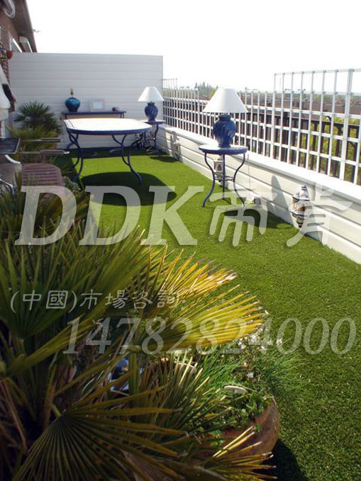 【室外陽臺鋪塑料草坪好嗎】室外陽臺專用塑料草坪介紹樣板圖片,帝肯(DDK)_6200（Green|歌林）效果圖，戶外塑料草坪,戶外草坪地墊,仿真草坪,露臺草坪,露臺地面裝修,室外露臺裝修,別墅陽臺裝修,室外陽臺地板,陽臺裝修,陽臺地磚裝修,別墅陽臺地板