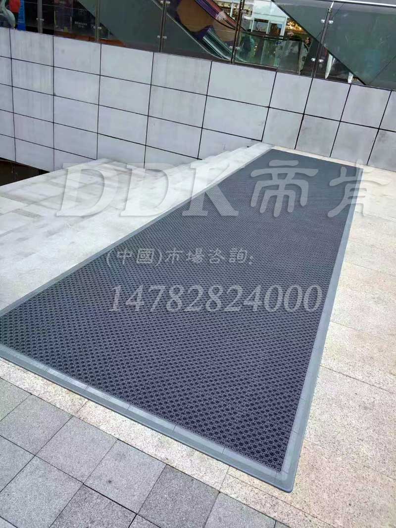 室外臺階防滑墊 大理石地面防滑防水地毯 200*200mm拼裝 灰色塑料橡膠地墊 ，臺階地膠,臺階防滑地墊,臺階防滑貼條,疏水墊,疏水性材料,疏水板,疏水磚,疏水防滑地墊,疏水地墊,疏水地席,疏水地毯,疏水地膠,疏水防滑墊,鏤空地膠,鏤空防滑地墊,室外防水地板,室外地毯,室外地墊,室外地板膠,室外防滑地墊,室外防滑地毯,室外防滑墊,室外防滑透水墊,小便池地墊,戶外地墊,戶外地板,戶外地毯,戶外防滑墊,入口防水地墊
