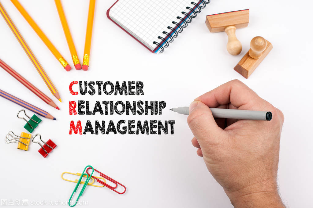 客戶關系管理。白色辦公桌上的各種項目